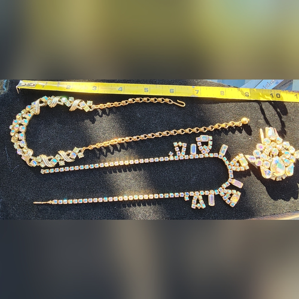 3 pieces 2Elegant Gold and Silver Women's Necklace and 1 Clip/comb